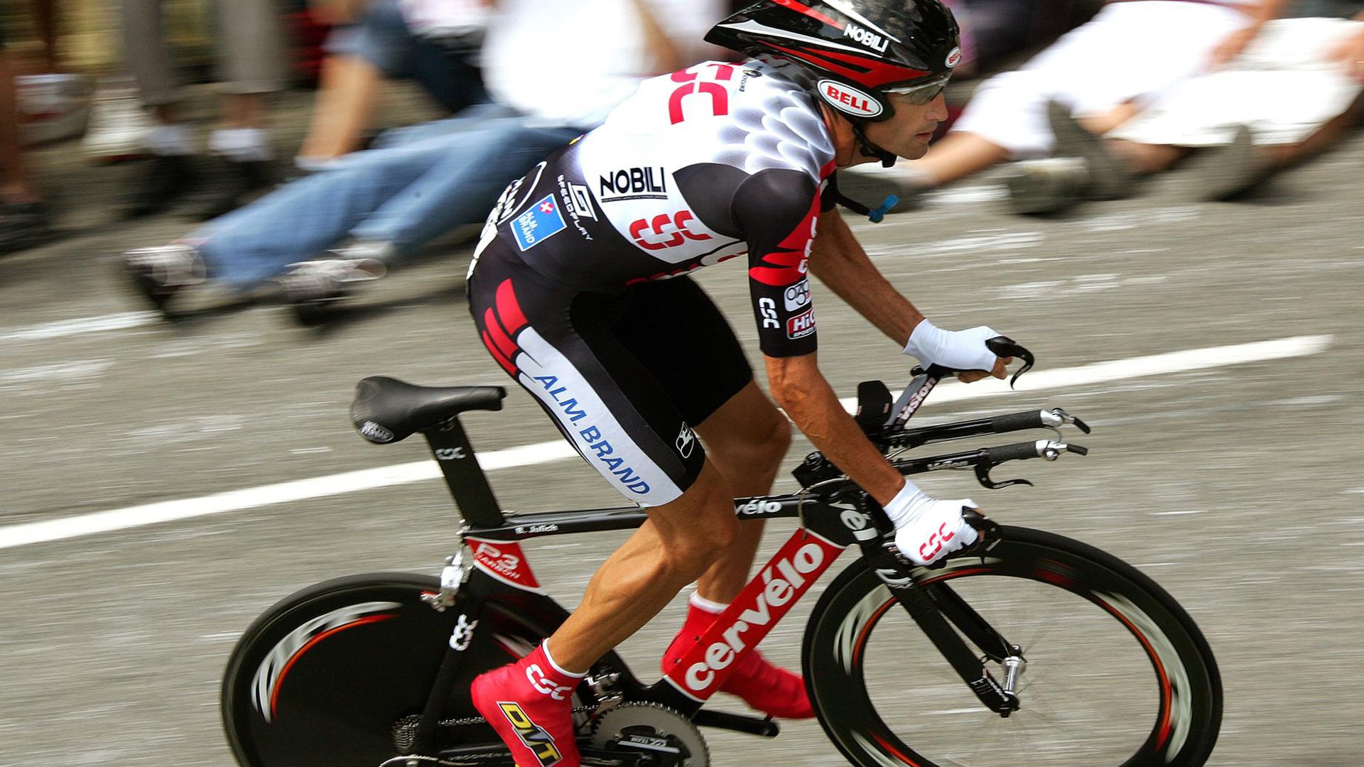 爱游戏官网-城市速降滑板赛，街头风潮的极限挑战，速降滑板最高时速