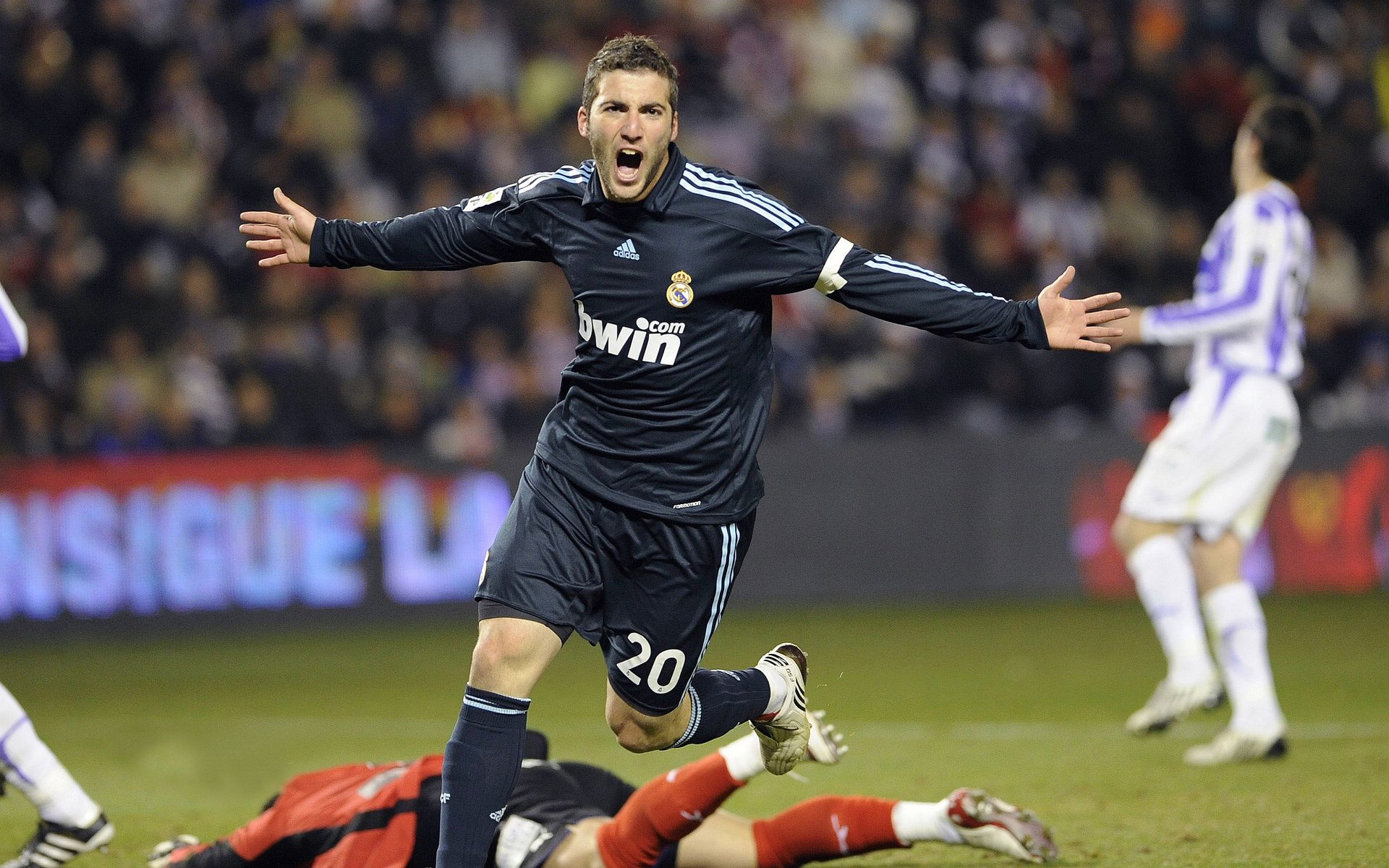 迷人的欧冠文化,全球球迷共襄盛举,欧冠球迷冲进球场